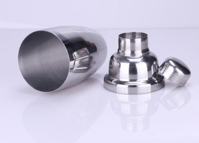 Cocktail Shaker made of Stainless Steel: silver cocktail shakers, minimal style