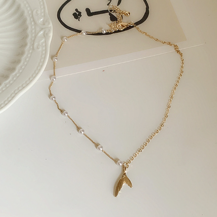 Faux Beaded Pearls Mermaid Necklace for Women: gold, white leaf, delicate minimal style