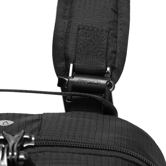 Pacsafe Vibe 20 anti-theft backpack – secure zipper clip closeup