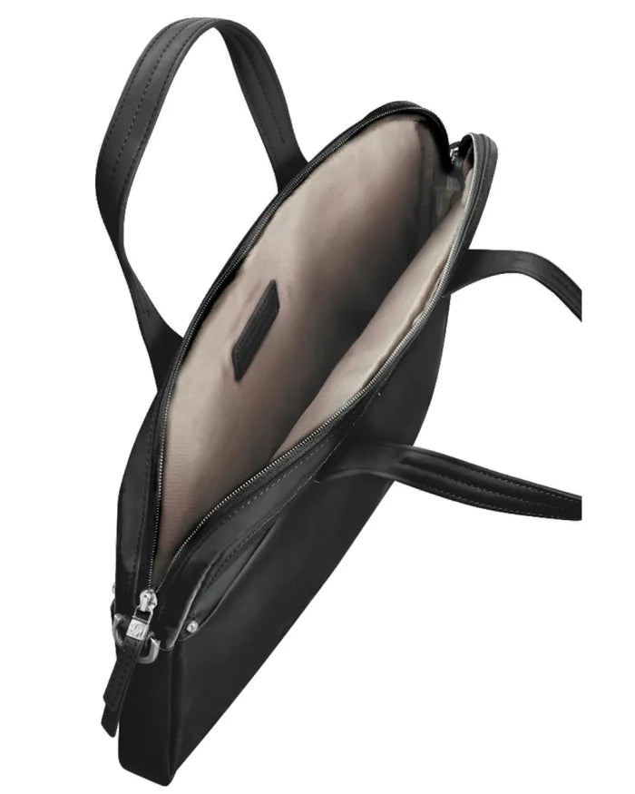 Zippered spacious main compartment