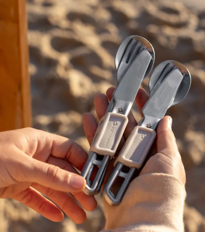 Magnetized silicone rubber keeper to hold the set together, prevent sliding and provide rattle-free storage during transport