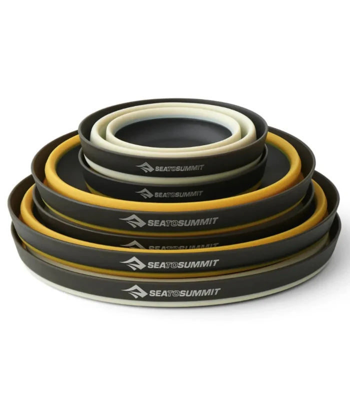Includes: 2x Medium Bowls 2x Large Bowls 2x Cups – all collapsible and ultra lightweight