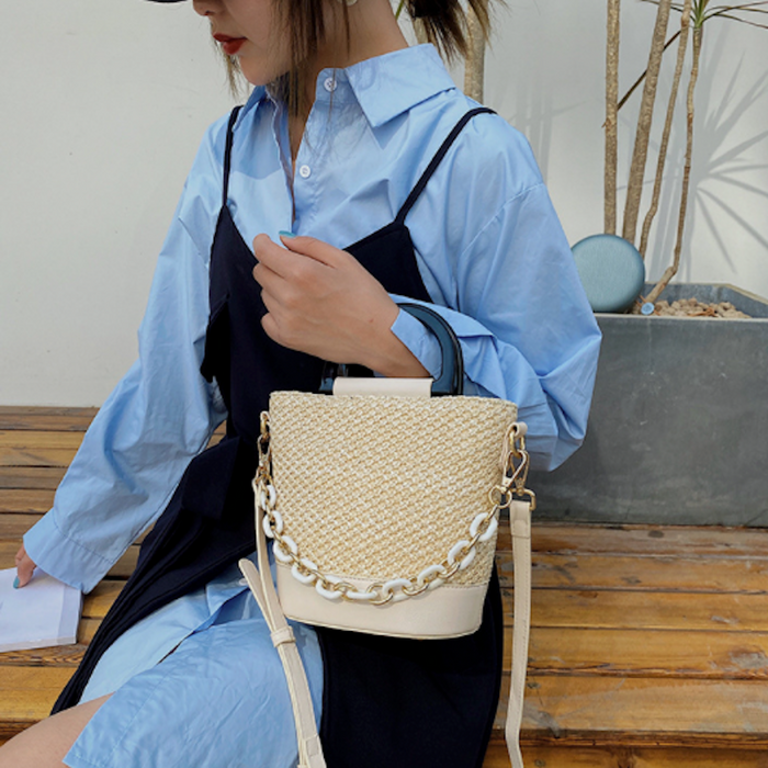 Summer Straw Bag with Chain Accents: Embrace the Season in Style!: natural beige, tan handbag, minimal style